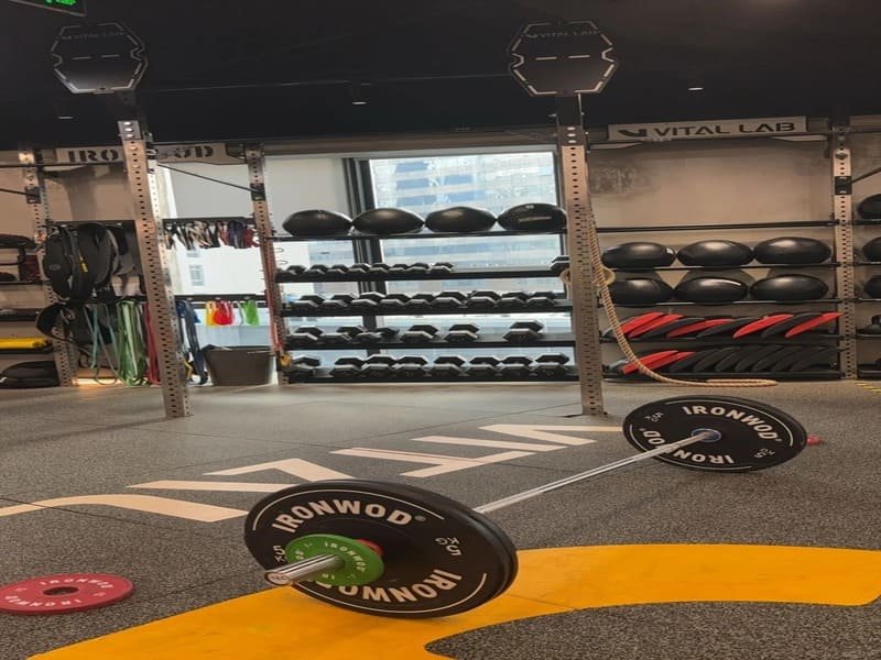 Крупный план плотной структуры гранул резиновой напольной плитки.